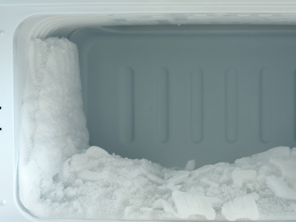 Truco con papel de aluminio para retirar el hielo del congelador | Grancatek