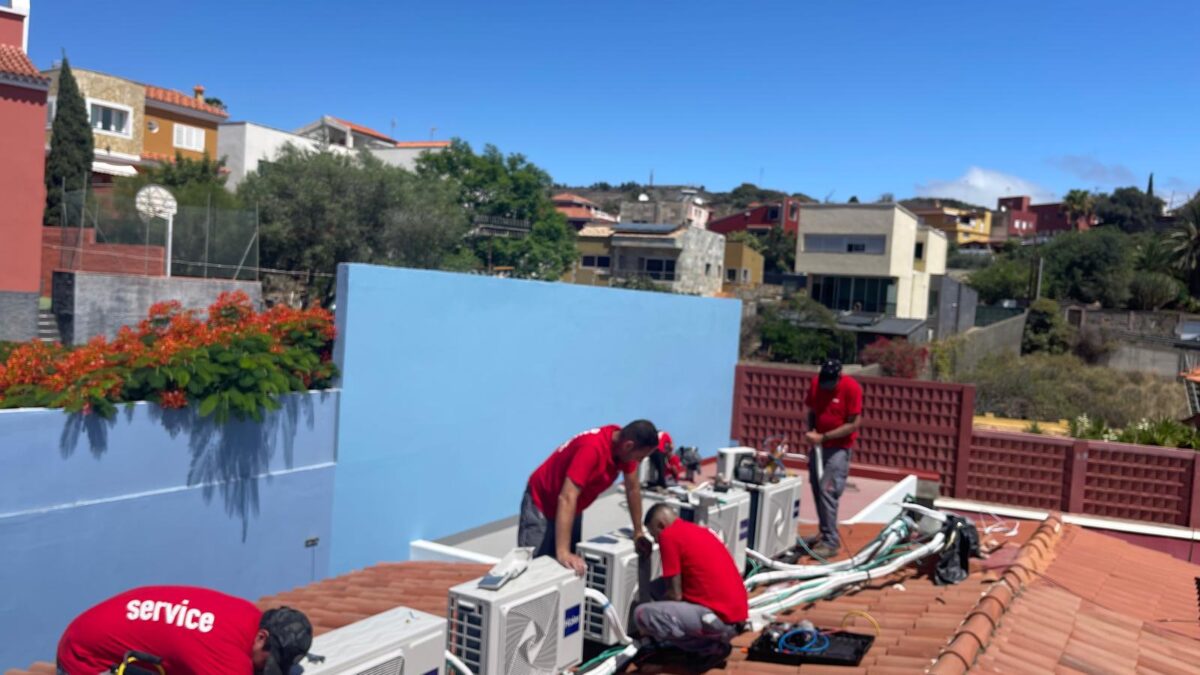 Equipo técnico independiente de Grancatek instalando aire acondicionado.