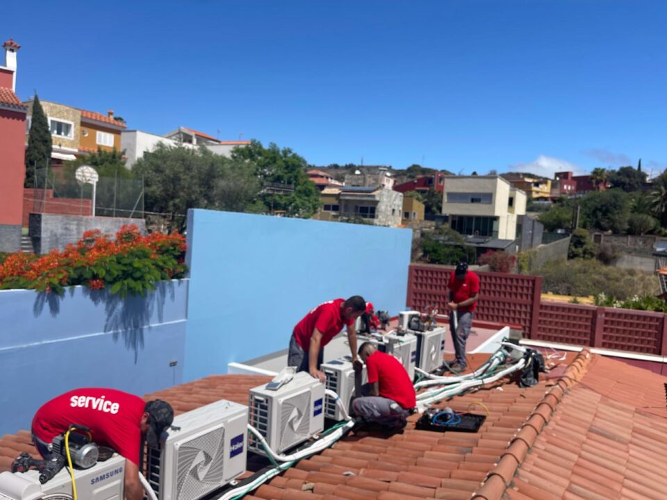 Equipo técnico independiente de Grancatek instalando aire acondicionado.